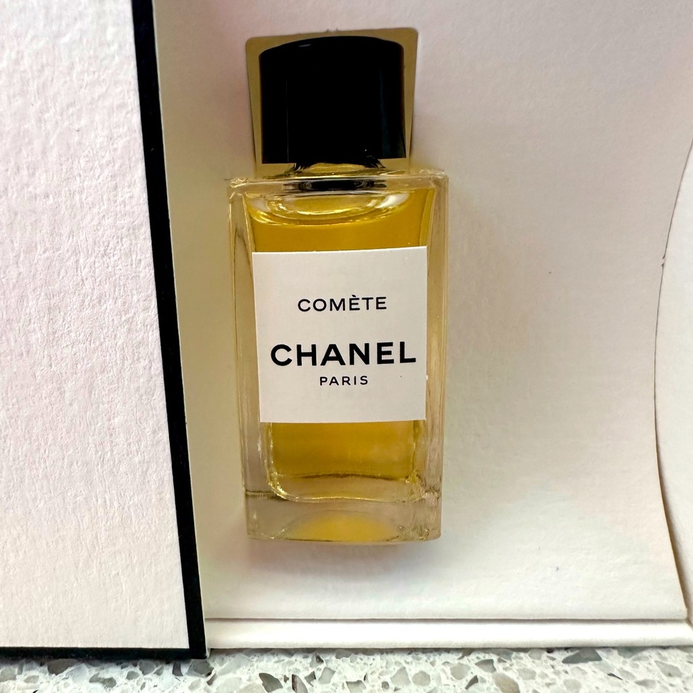 NWOT 6 pcs CHANEL WHITE/BLACK SHOPPER WITH CHANEL GOODIES - Picture 6 of 7
